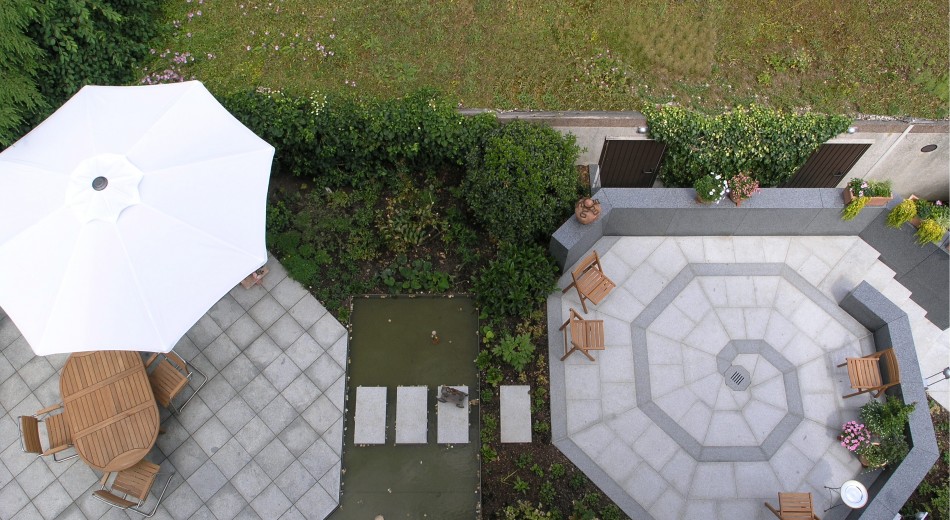 Schröer Garten- und Landschaftsbau Gartenideen zeigt Ihnen eine Terrasse aus der Vogelperspektive.