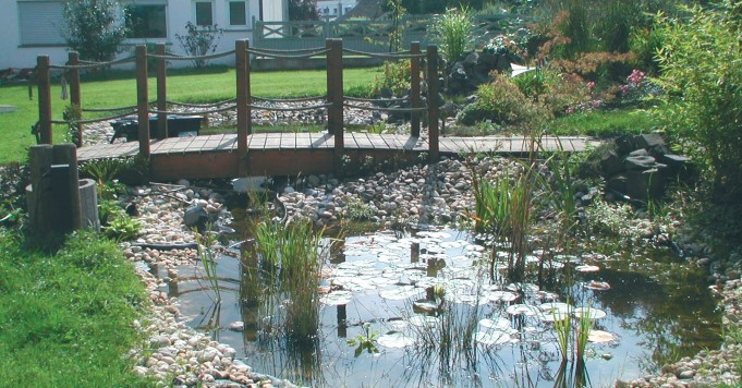 Schröer Garten- und Landschaftsbau zeigt Holzbrücken am Teich.