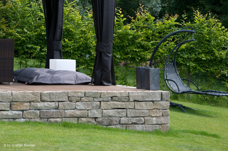 Sitz- und Entspannungsinsel aus Stein im Garten.