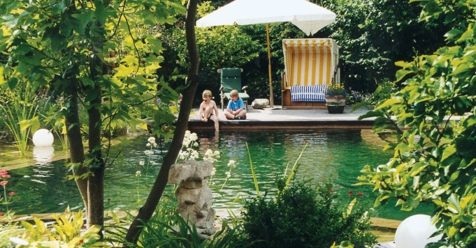 Schröer Garten- und Landschaftsbau zeigt einen Garten mit Schwimmteich