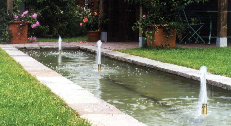Garten mit Wasserbecken und kleinen Fontainen